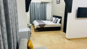 Ліжко або ліжка в номері Almultaqa Hotel فندق الملتقى
