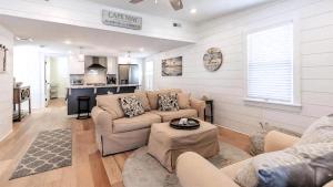 Et opholdsområde på Little Cottage On Lafayette + 15 billeder