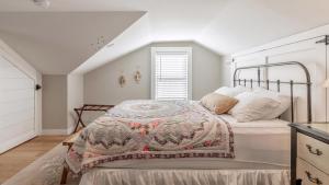 En eller flere senge i et værelse på Little Cottage On Lafayette