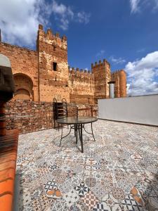 patio z ławką na dachu budynku w obiekcie La casa del castillo w mieście Baños de la Encina
