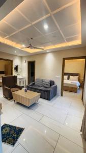 比姆塔尔The grand inn lake side的带沙发和床的客厅