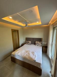 The grand inn lake side客房内的一张或多张床位