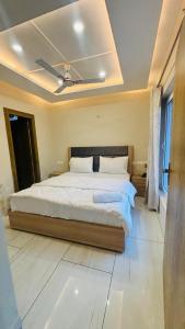The grand inn lake side客房内的一张或多张床位