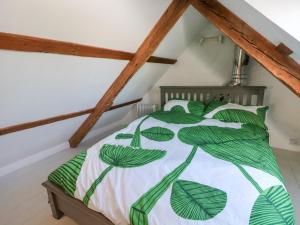 een slaapkamer met een bed met groene bladeren erop bij Ty Mellen in Newport +19 foto's