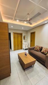 The grand inn lake side的休息区