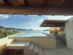ein Swimmingpool mit Blick auf das Meer in der Unterkunft Luxury Penthouse at Aura del Mar in Zihuatanejo