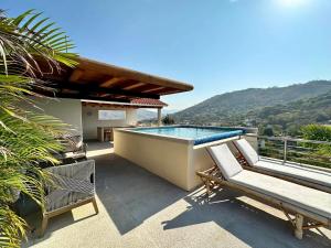 eine Villa mit einem Pool auf einer Terrasse in der Unterkunft Luxury Penthouse at Aura del Mar in Zihuatanejo