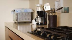 eine Küchentheke mit einem Herd mit Backofen in der Unterkunft Luxury Penthouse at Aura del Mar in Zihuatanejo + 13 Fotos