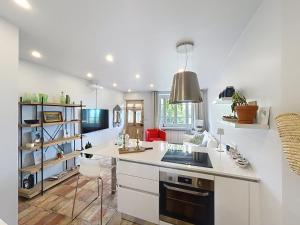 cocina con encimera blanca y fregadero en Les Verdalettes, en Saint-Paul-de-Vence