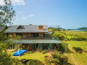 an aerial view of a house on the beach at Villa Bali Casas pé na areia in Barra de Ibiraquera