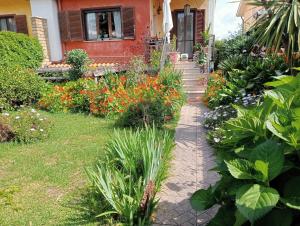 a garden with flowers in front of a house at Alloggio turistico MARBO in Civitavecchia