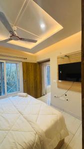 The grand inn lake side客房内的一张或多张床位