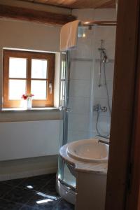 Ett badrum på Landhotel Kahrmühle