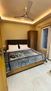 The grand inn lake side客房内的一张或多张床位