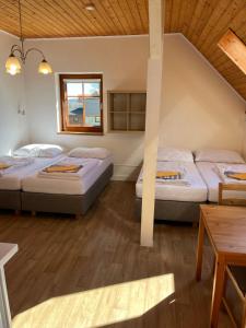 Postel nebo postele na pokoji v ubytování Pension Hofberg + 37 fotografií
