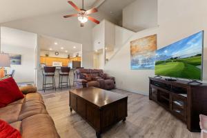 TV a/nebo společenská místnost v ubytování The Nest on Birdie Lane - For 8