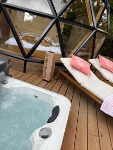 Fotografie z fotogalerie ubytování Hotel Giorgi et logements insolites-jacuzzi privé v destinaci Bastogne