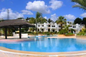 a view of the pool at the resort at Villa Rose in Albufeira