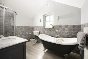 een badkamer met een bad, een wastafel en een toilet bij Piskey Cottage, Mousehole - Close to Harbourside - Free WiFi - Free Parking in Mousehole +30 foto's