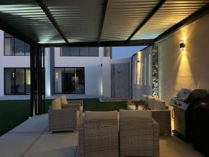 eine Terrasse mit Korbstühlen und ein Wohnzimmer in der Unterkunft Pelicanos Residencial in Puerto Peñasco + 3 Fotos