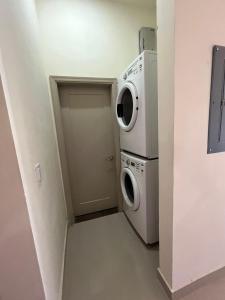 eine Waschmaschine und eine Waschmaschine im Zimmer in der Unterkunft Pelicanos Residencial in Puerto Peñasco