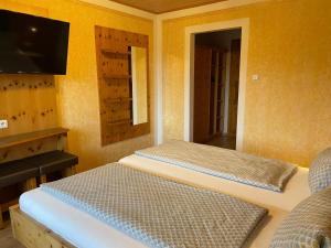 A bed or beds in a room at Gasthaus Schöberingerhof