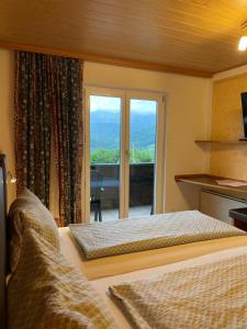 A bed or beds in a room at Gasthaus Schöberingerhof