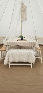 Postel nebo postele na pokoji v ubytování Naturcamping #Tipi #Zelt #Jurte #Glamping in der Seenplatte MST Mecklenburgische Seenplatte #Mecklenburg-Vorpommern