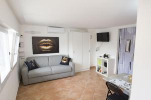 a living room with a couch and a table at La DaMa in Germignaga