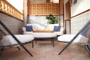 two chairs and a couch on a porch at Tranquilo Townhouse Casa Spain Kwintos in Torrevieja