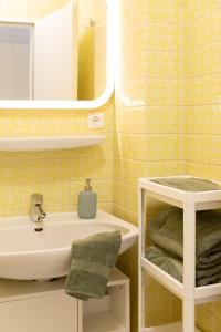 a bathroom with a sink and a mirror at HeideHygge 3 in Schneverdingen