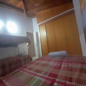 ein Schlafzimmer mit einem Bett und einer Kommode darin in der Unterkunft Casa Hogareña, Valle del Espíritu Santo in El Valle del Espíritu Santo + 5 Fotos