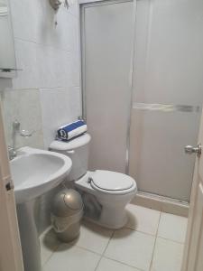 ein Badezimmer mit Toilette, Waschbecken und Dusche in der Unterkunft Casa Hogareña, Valle del Espíritu Santo in El Valle del Espíritu Santo