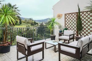 een terras met stoelen en een tafel op een balkon bij Casa Pacheco in Furnas