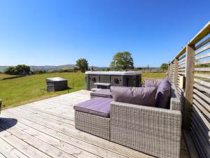 科尔温湾The Wren的平台上设有沙发和烧烤设施的庭院