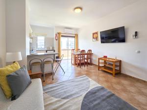 TV a/nebo společenská místnost v ubytování Apartment Praia Rocha Ochre Haven
