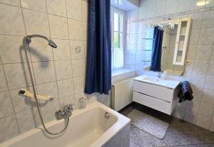 Koupelna v ubytování Ferienhaus AUSZEIT im Grünen + 8 fotografií