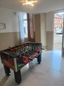 蒙斯magnifique appartement à Mons的房间里有一张大足球桌