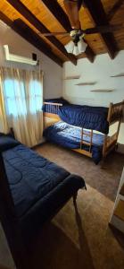 ein Schlafzimmer mit zwei Betten und einer Decke in der Unterkunft Casa de Campo in San Isidro