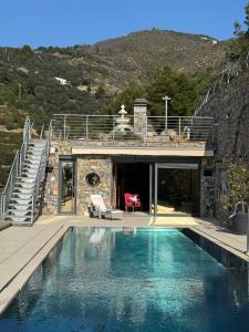 a house with a swimming pool and a patio at Villalino Tre Palme, Pool, 2 Schlafzimmer, 2 Bäder, Pool, Terrasse, Outdoor Fitness in Alassio