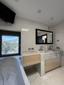 a bathroom with a sink and a large mirror at Villalino Tre Palme, Pool, 2 Schlafzimmer, 2 Bäder, Pool, Terrasse, Outdoor Fitness in Alassio