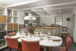 een eetkamer met een witte tafel en stoelen bij Piskey Cottage, Mousehole - Close to Harbourside - Free WiFi - Free Parking in Mousehole