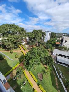 une vue aérienne d'un parc avec des arbres et de l'herbe dans l'établissement Apartamento Executivo Central WiFi e Garagem, à Santa Cruz do Sul