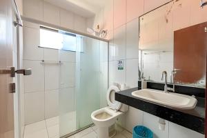 ein Badezimmer mit Toilette, Waschbecken und Dusche in der Unterkunft Casa 5/4 Atalaia a 200m da Passarela do Caranguejo in Santa Maria + 37 Fotos