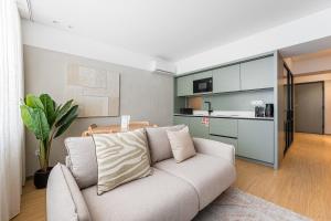 a living room with a couch and a kitchen at GuestReady - Exquisite stay in Matosinhos in Matosinhos