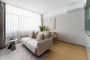 a living room with a couch and a table at GuestReady - Exquisite stay in Matosinhos in Matosinhos