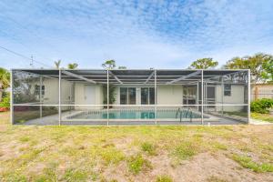 Πισίνα στο ή κοντά στο Peaceful Family Home with Patio in North Port!
