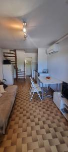 a living room with a desk and a table at Maison 5 couchages, Clim, Accès plage 100m in Port Leucate