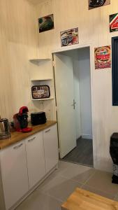 ウーにあるJoli F1 plein centre de la ville royale d EUのキッチン(カウンター付)、開閉式ドア