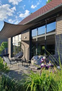 สวนหย่อมนอก Odenwald-Lodge mit Infrarotsauna und E-Ladestation "Haus Purpur"